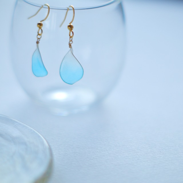 空の色を映した花びらのピアス/イヤリング