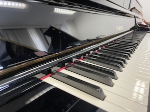 ヤマハアップライトピアノ　UX300（消音機能・自動演奏搭載）