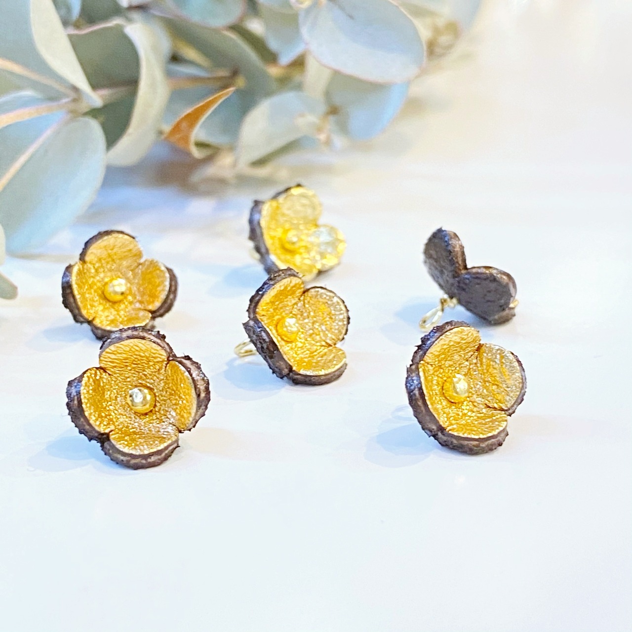 【アウトレット3D立体レザーフラワー】クローバーS(ピン付きタイプ）ゴールド6個セット - 1