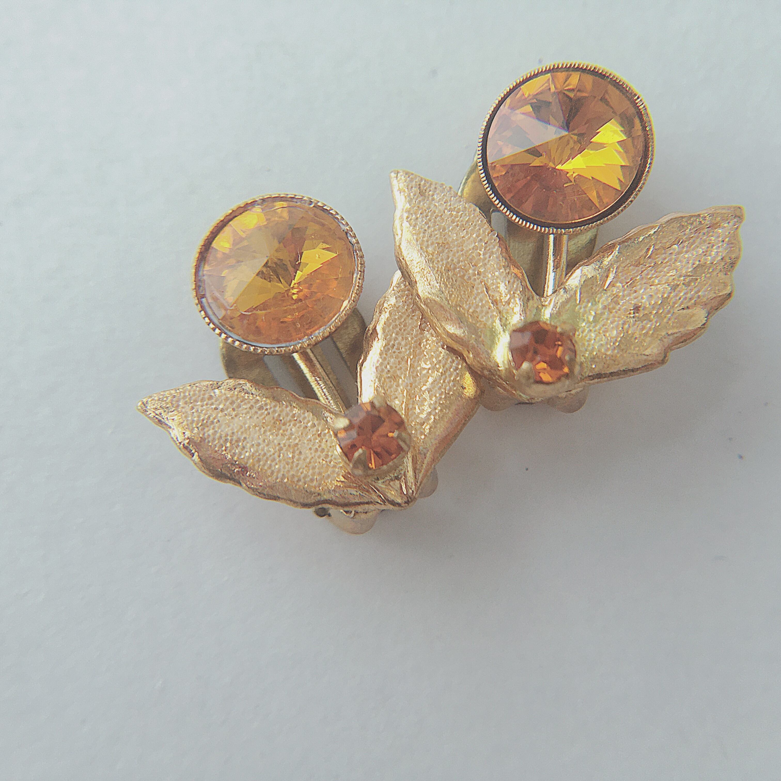 Vintage 50s - 60s Austria gold tone amber rhinestone flower earrings ヴィンテージ　 50年代　60年代　オーストリア製　ゴールドトーン　アンバー　ラインストーン　フラワー　花　イヤリング　b652