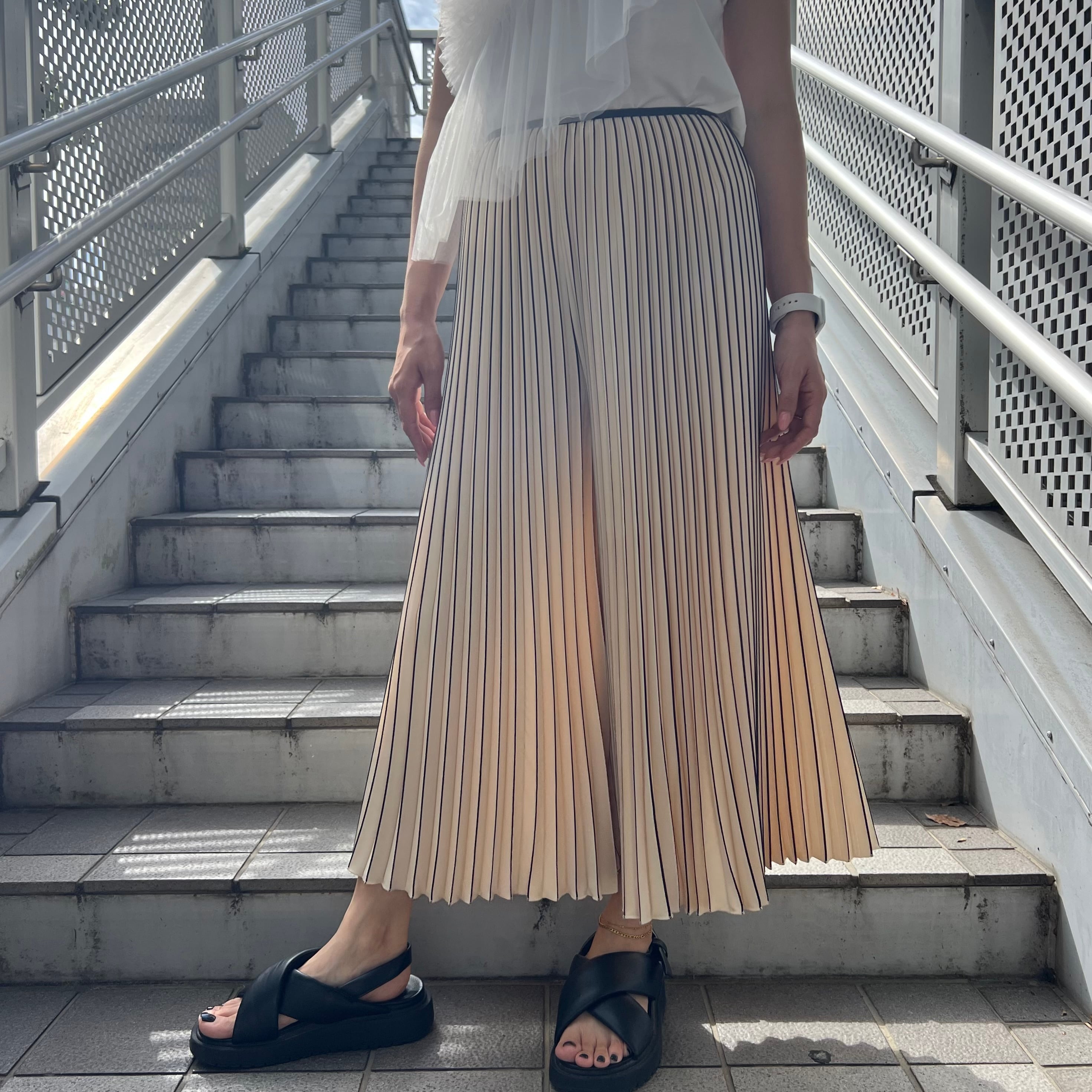 プリーツパンツ