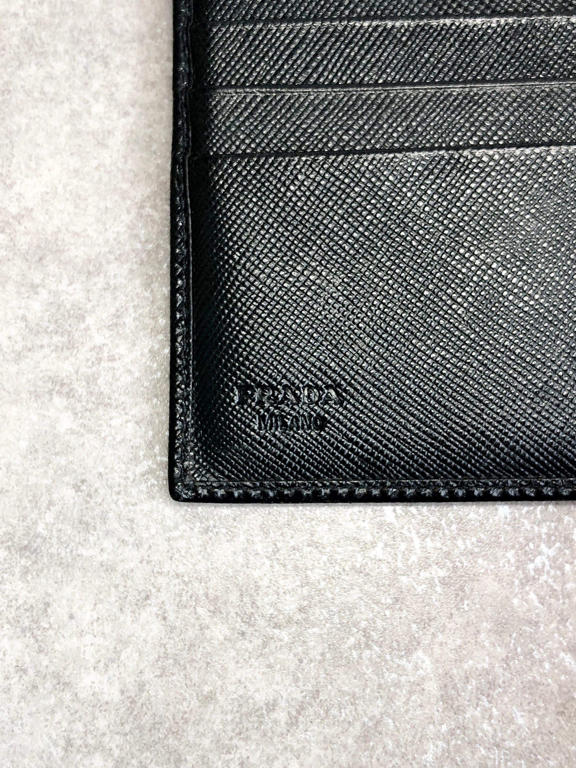 PRADA プラダ 財布 ブラック トライアングルロゴ レザー 3つ折り