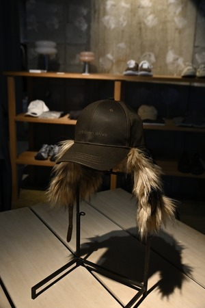 【26AW | UNISEX】Feng Chen Wang フェンチェンワン / キャップ / CAT EARFLAPBLACK DENIM BASEBALL CAP / FUF22AC28