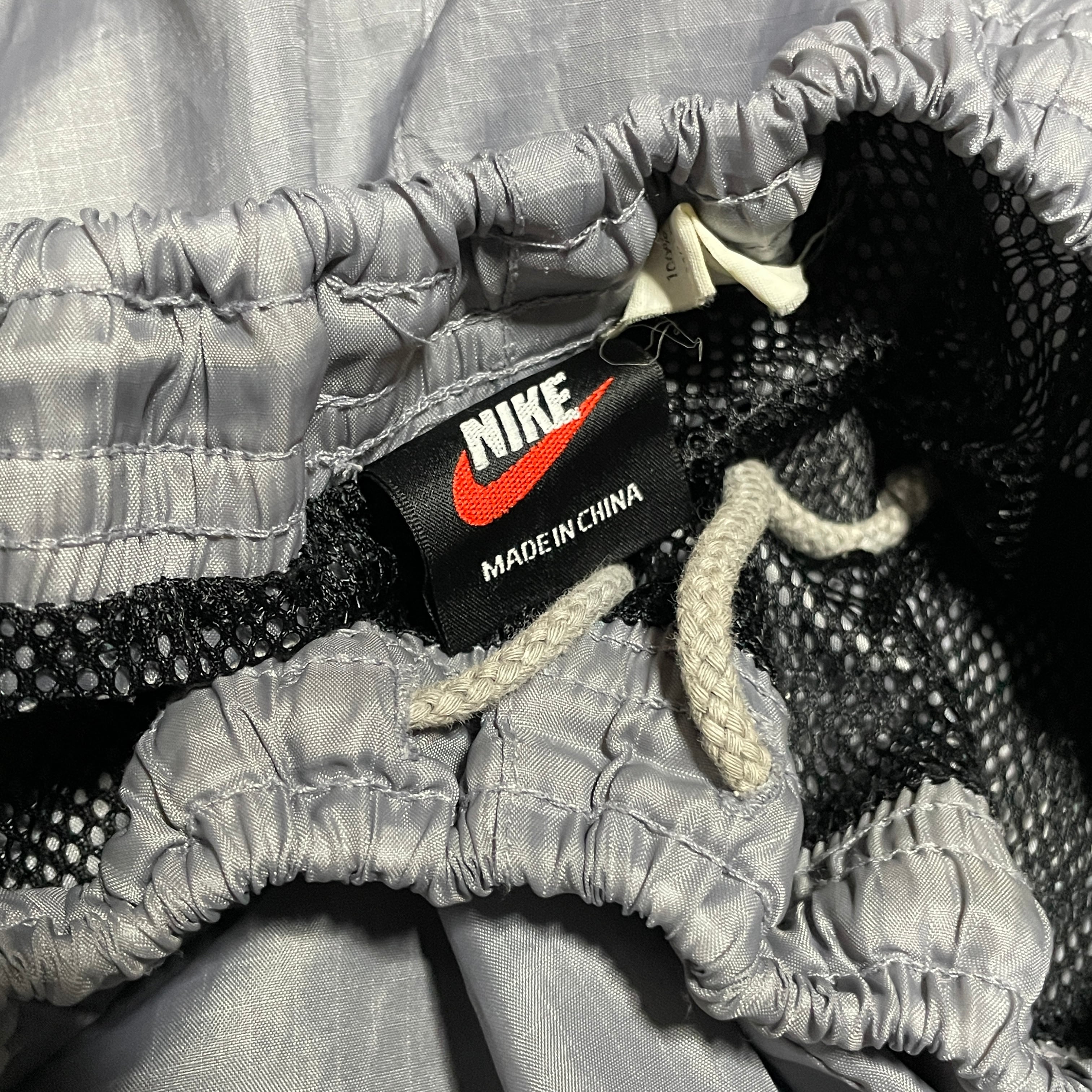 Nike ナイキ 黒タグ ナイロンパンツ 銀 シルバー スウォッシュロゴ