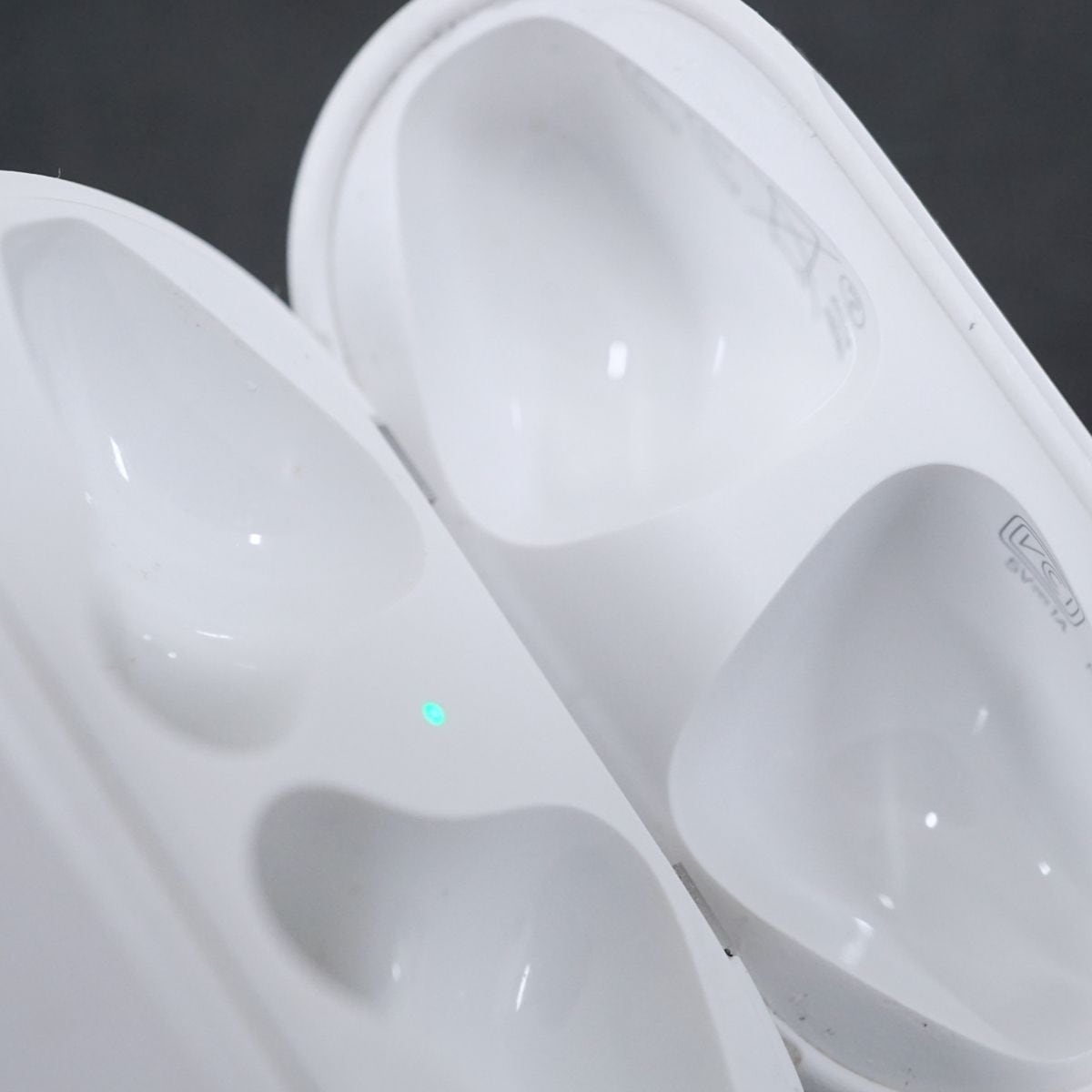 Apple AirPods with Charging Case エアーポッズ 充電ケースのみ 第二