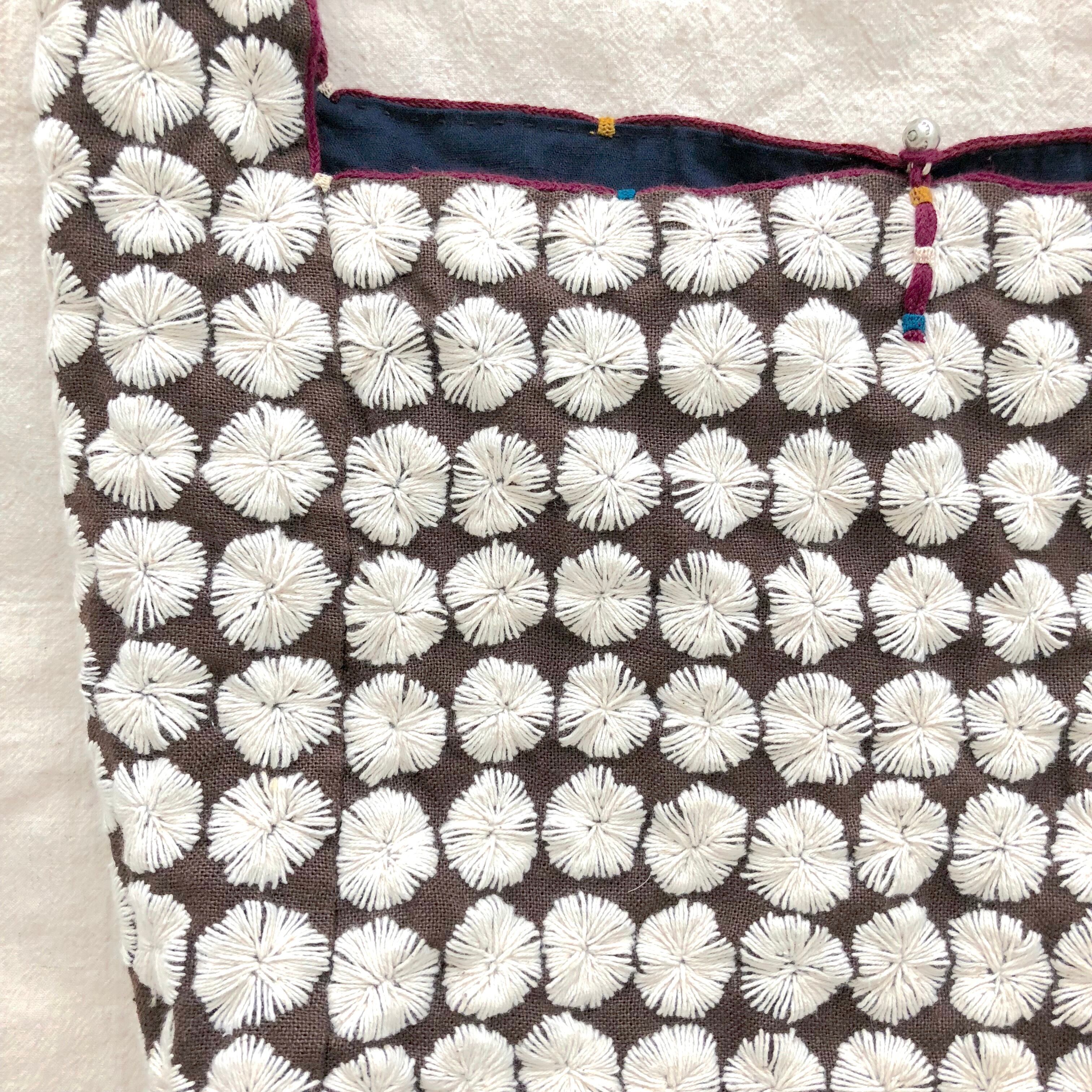 綿毛模様の刺繍ショルダーバッグ