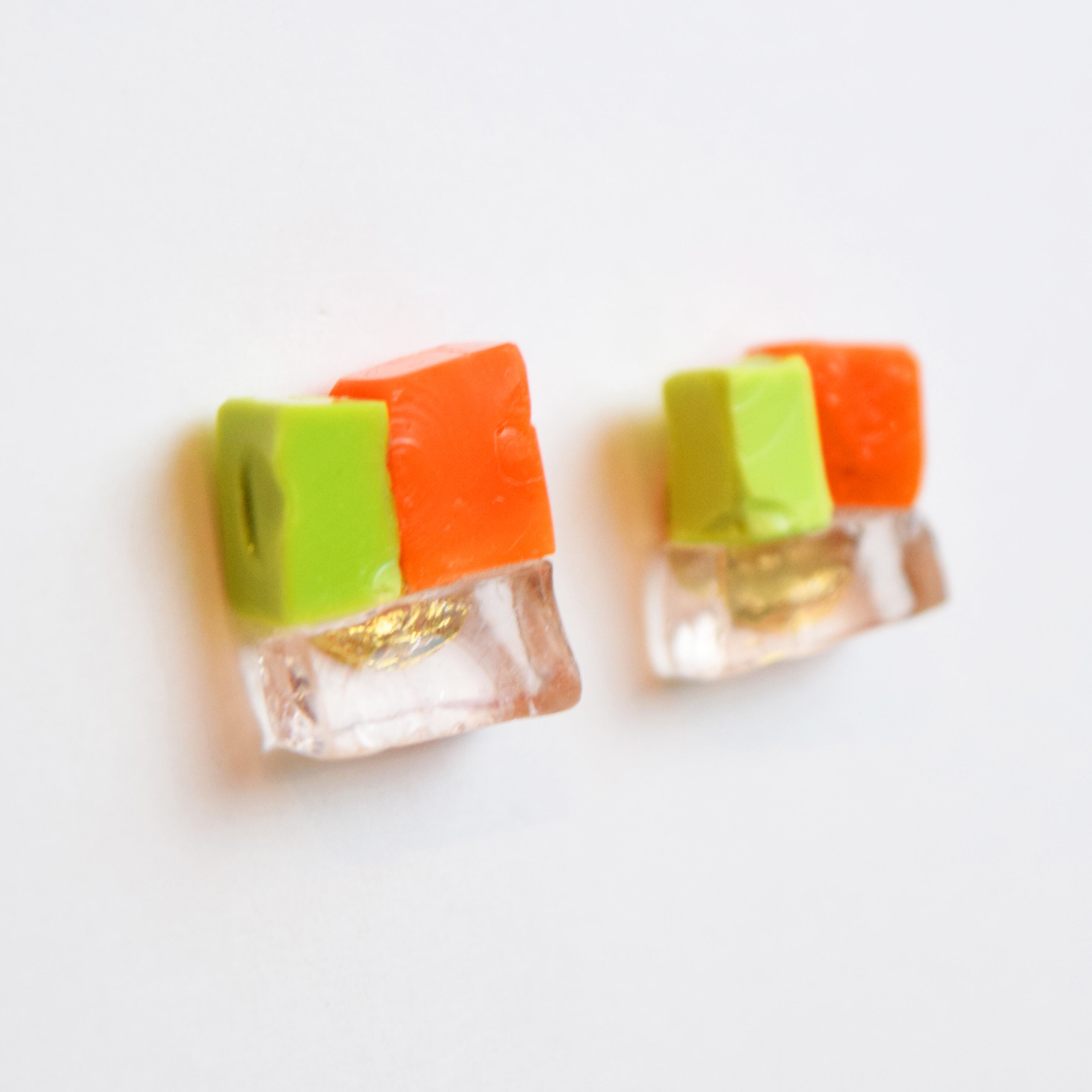 【花窓】ポストピアスM　黄緑×オレンジ×クリア