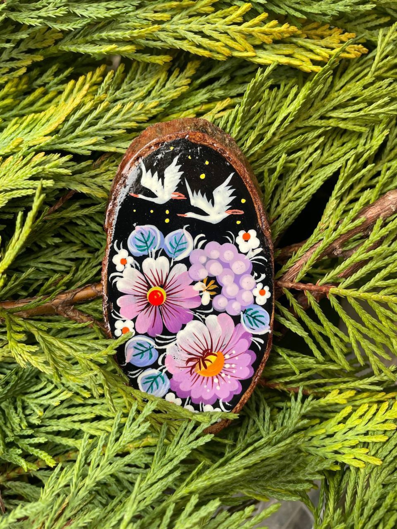 ウクライナ伝統絵画 ペトリキウカ塗り 木製ブローチ（ホメンコ作） - 2