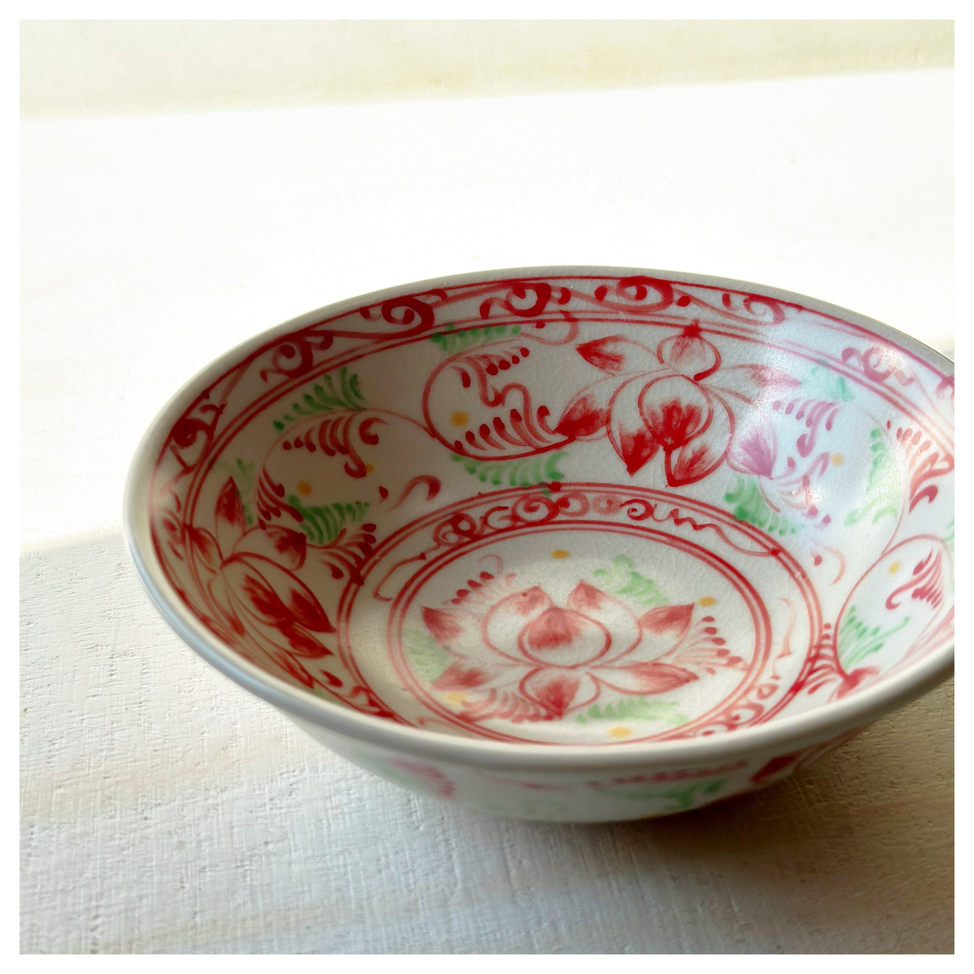 ベトナムのバッチャン焼き 蓮絵の箸穴がある丼鉢 | Kc-Labo's shop