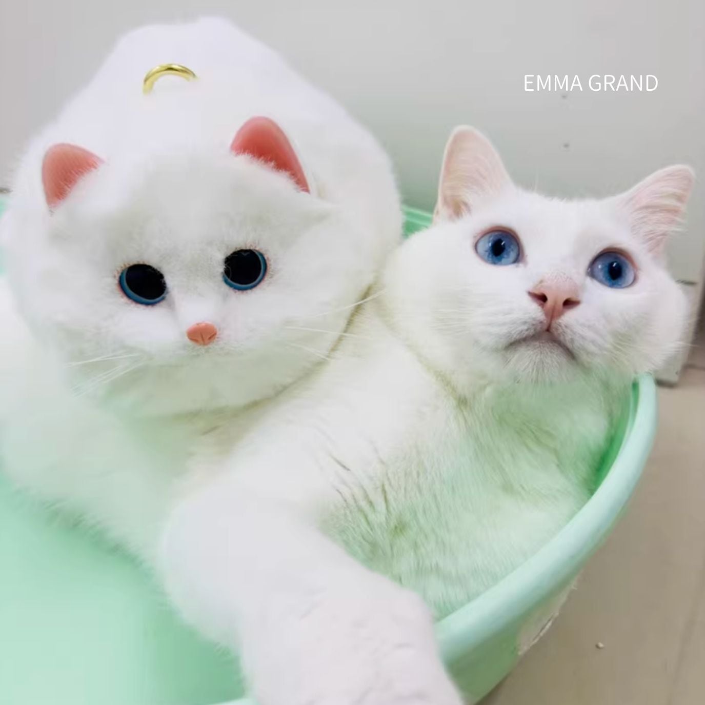A猫 羊毛フェルト白猫のフェイクファーバッグ【ハンドメイド 青い目をした白猫 フェイクファーバッグ E00459 | EMMA GRAND