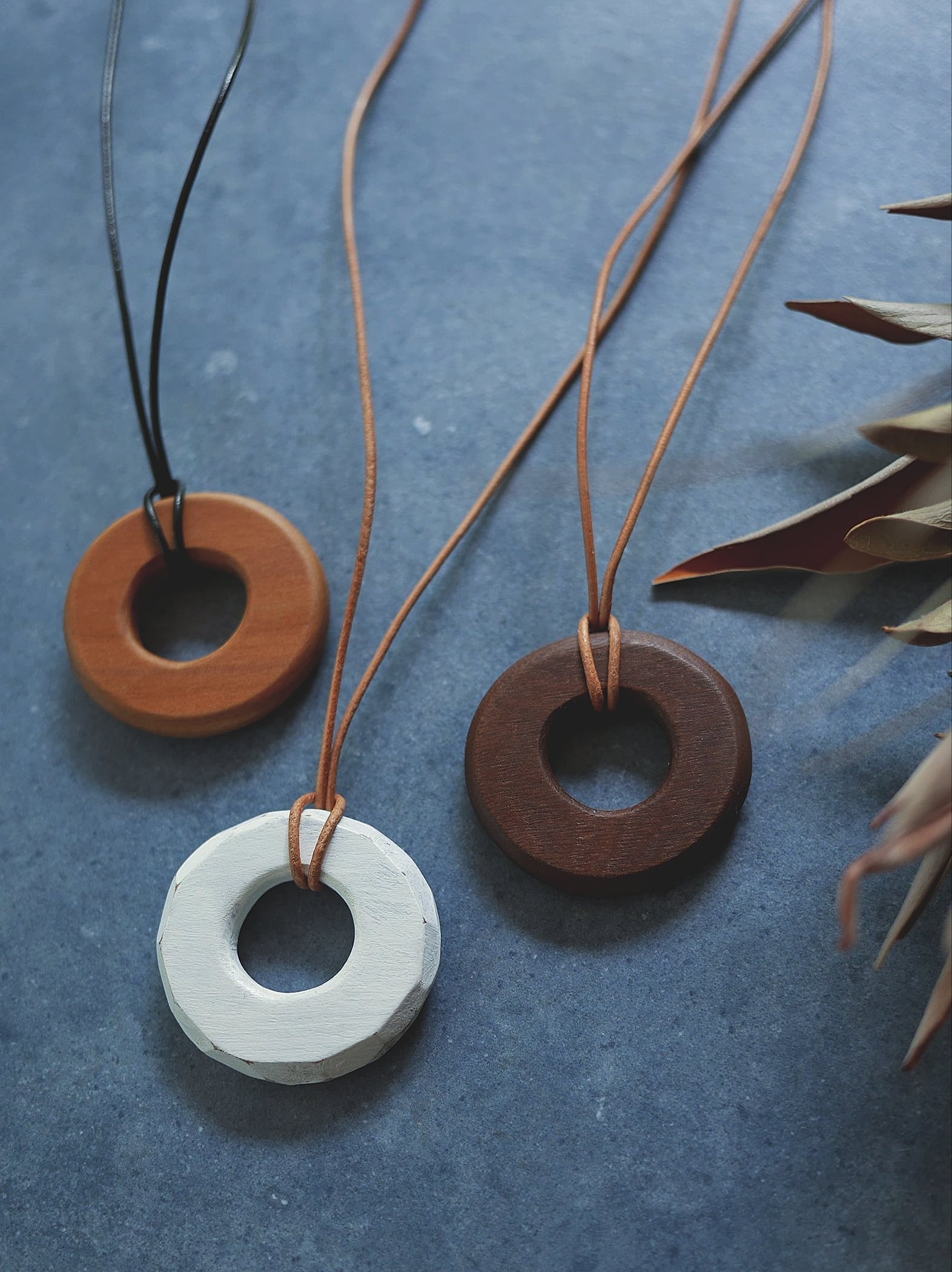 レザーリングネックレス ブラウン 輪っか レザーコードネックレス | 鎌倉木貨（kamakuramocca