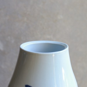 仲良しシカの親子が歩く、陶器のフラワベース