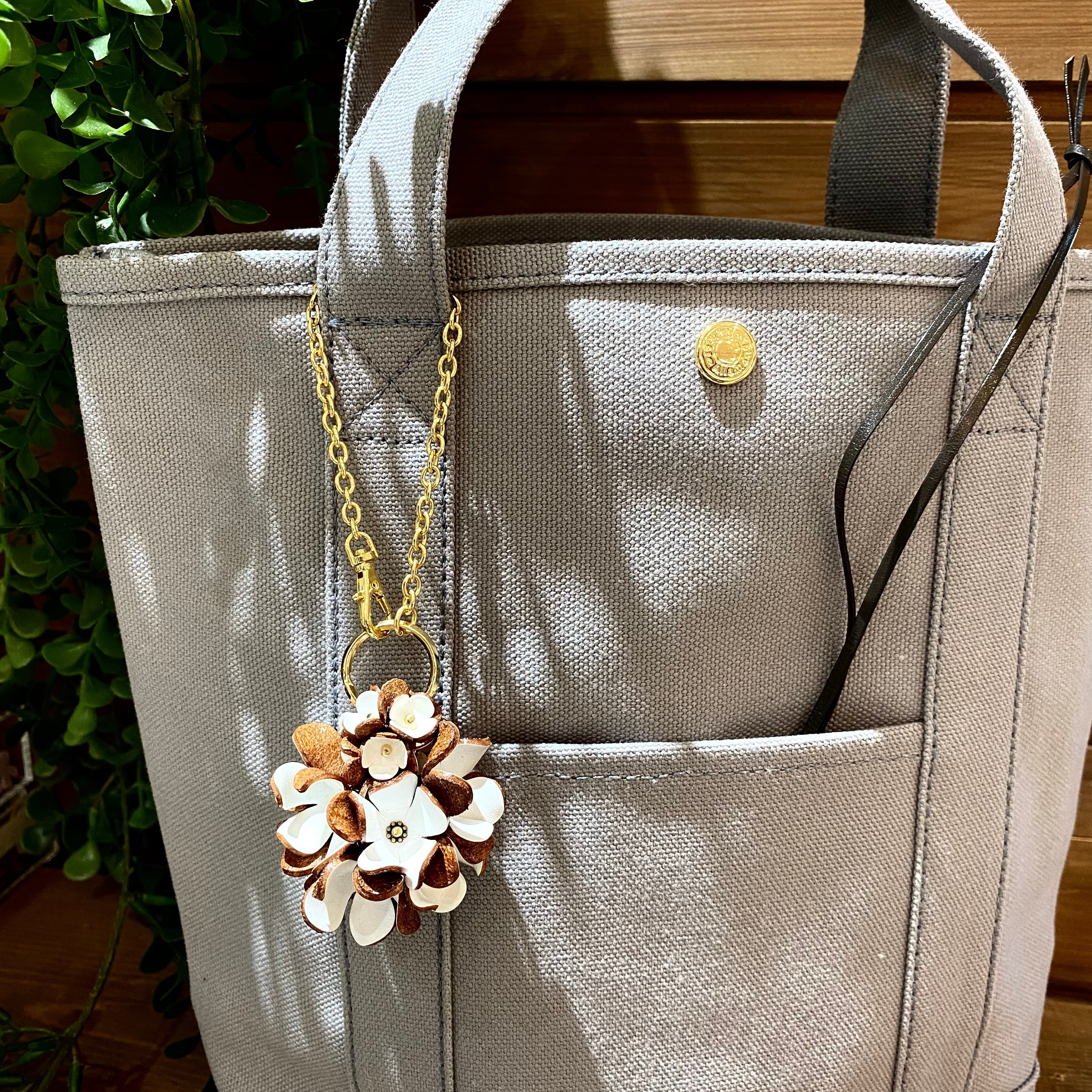 レザーフラワータッセル バッグチャーム(ホワイト) | Allamanda