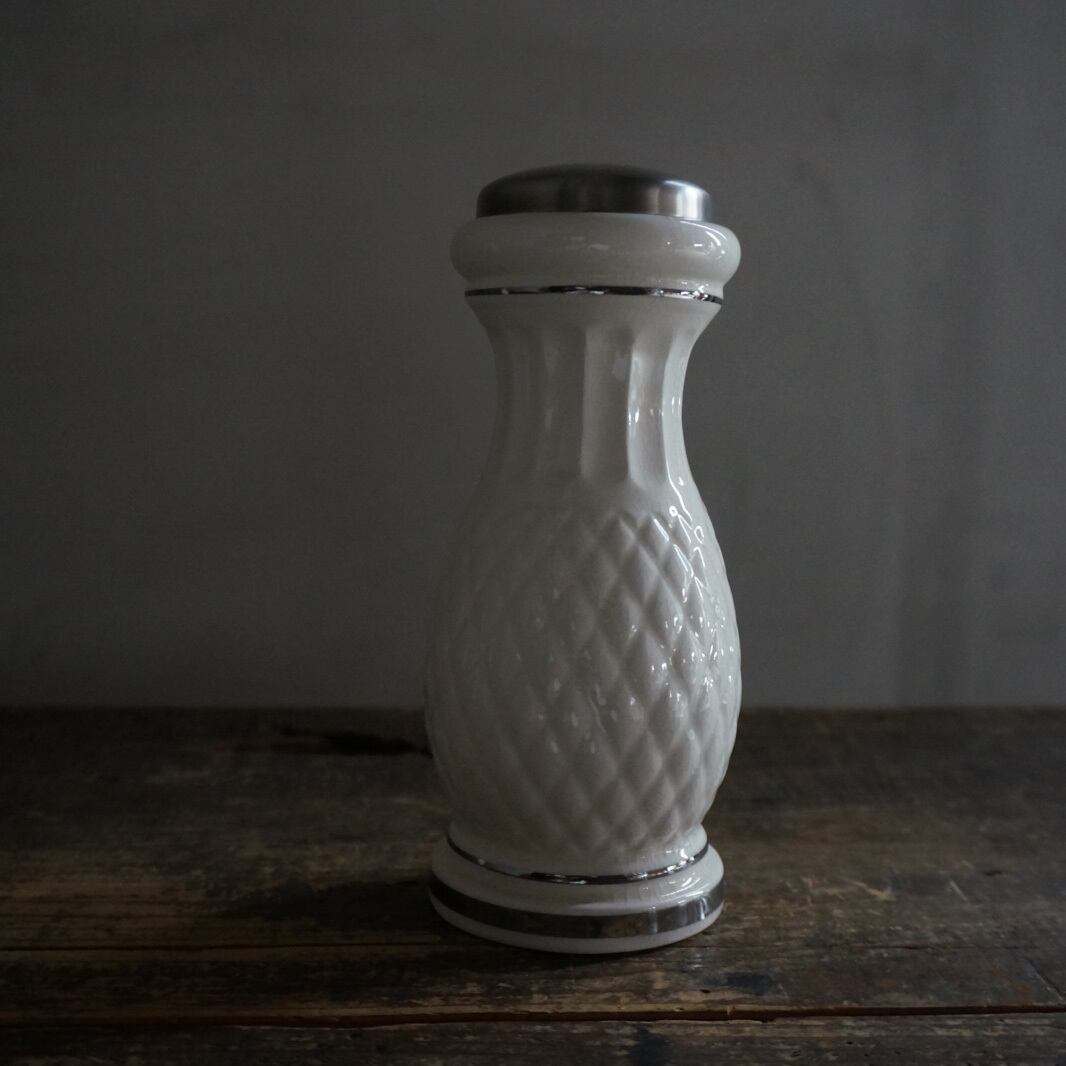 古い国産の陶器ペッパーミルとソルトシェーカー