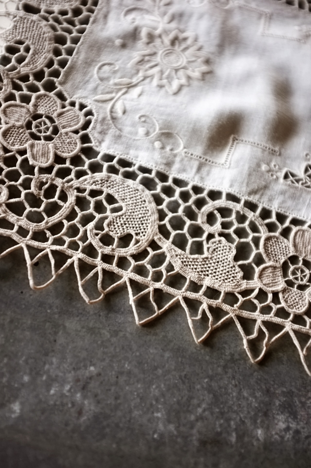 フランス リネン 47c セピアの庭園とヴェネチアンレーステーブルセンター アンティーク