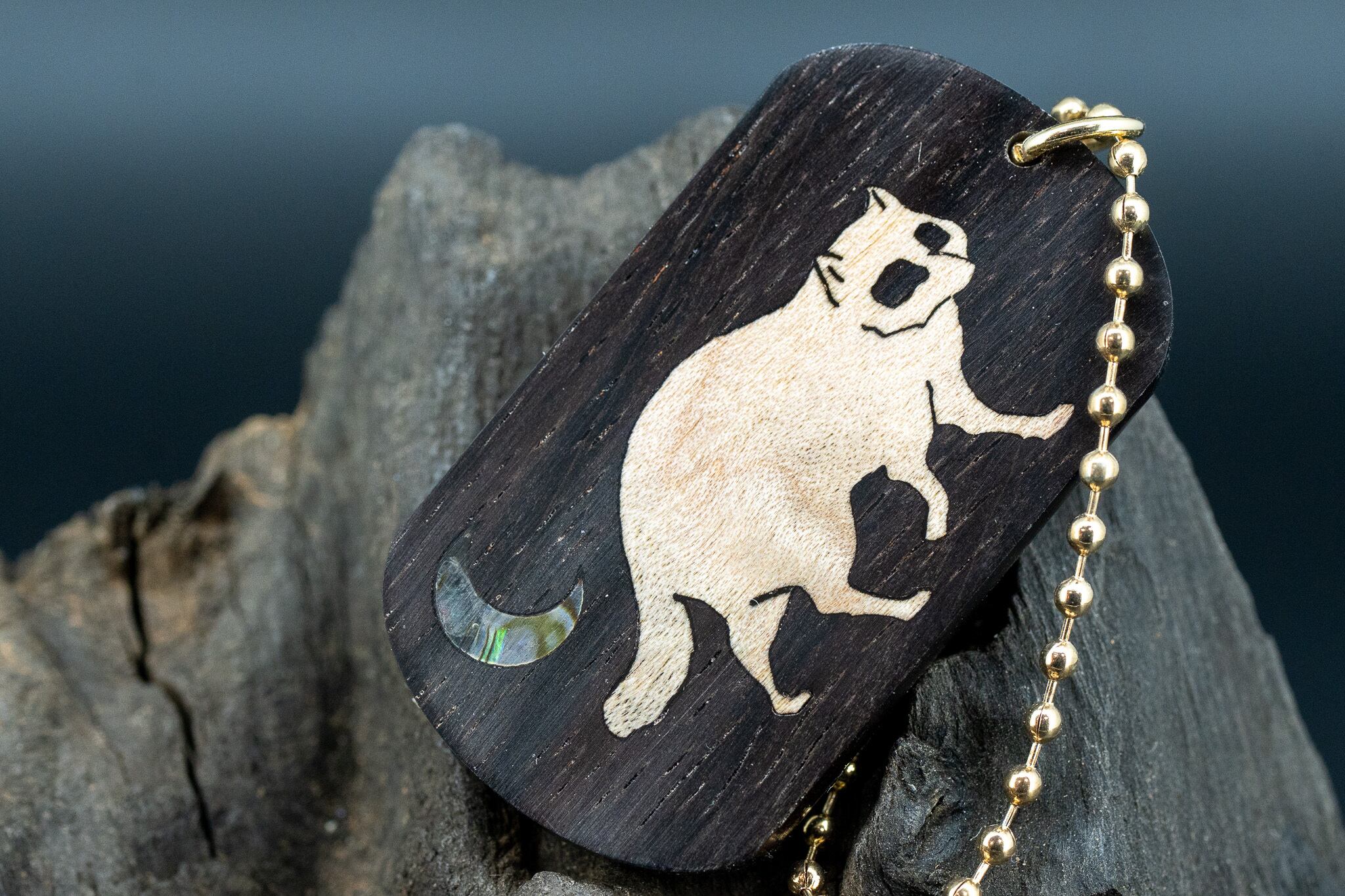 ※【音楽業界屈指の銘木】 ハカランダ ドッグタグ 象嵌 三日月とたぬき