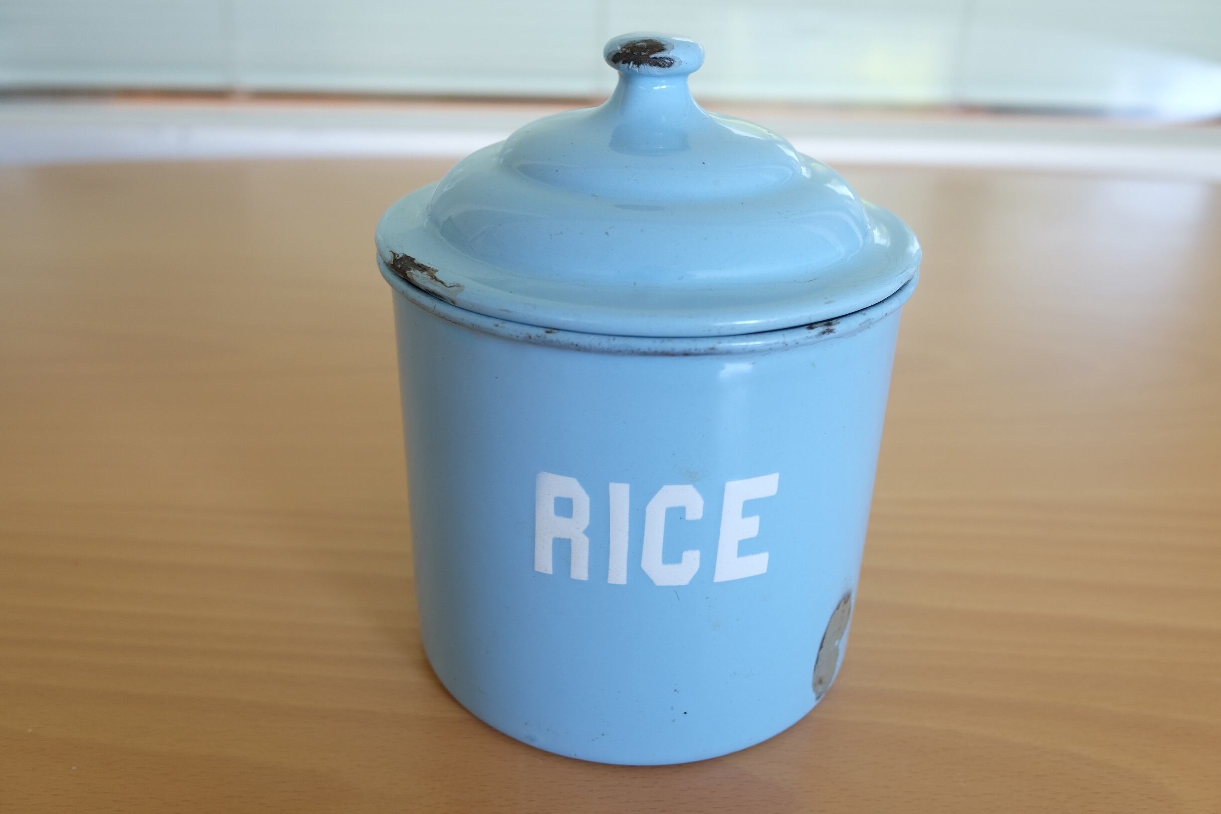 英国らしい綺麗なブルーのホーローキャニスター　RICEの文字が可愛いです