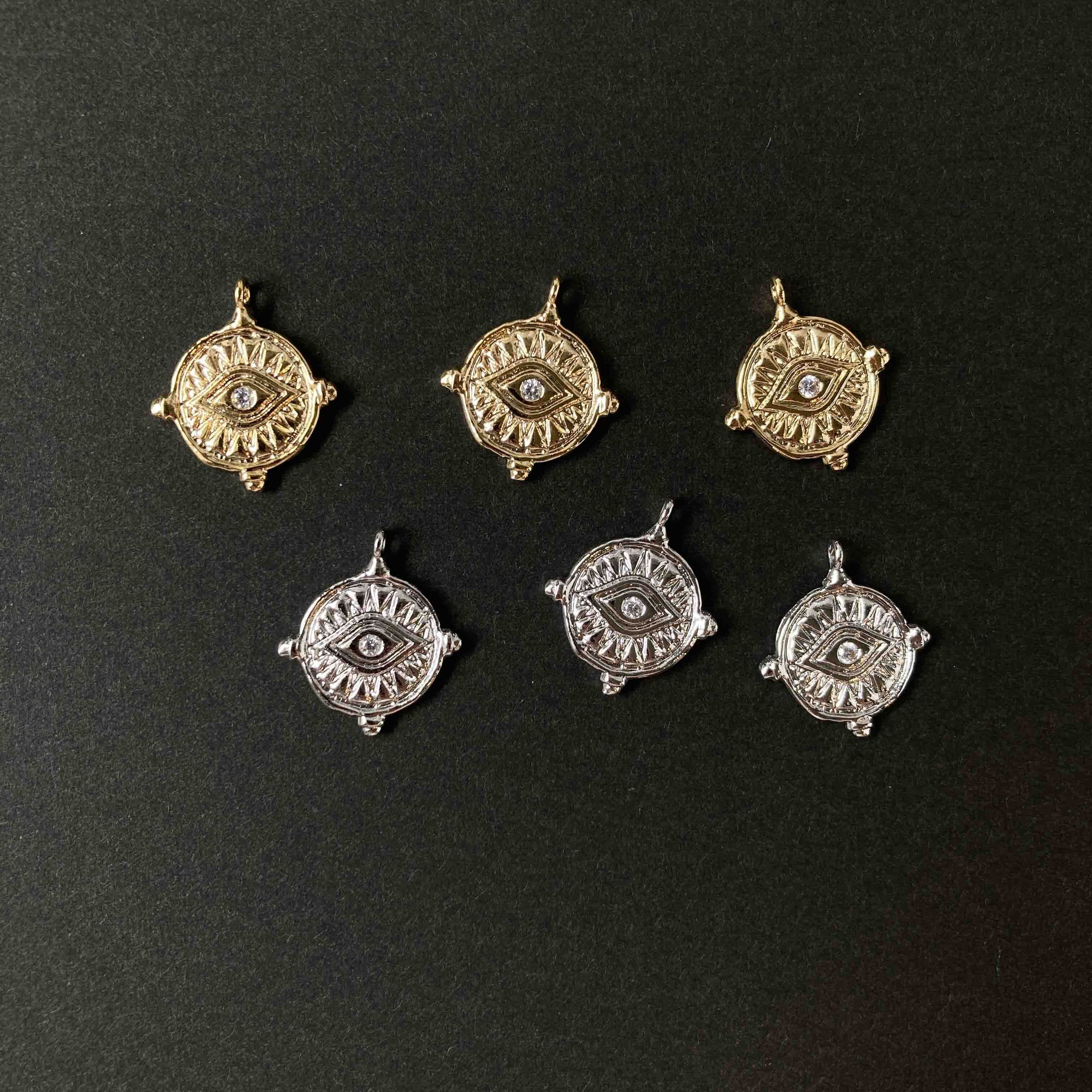 目モチーフのラウンドプレートメタルチャーム