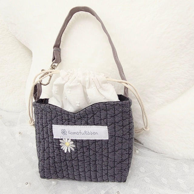 プリンセスカットのバッグチャームポーチ　巾着付き　マーガレット刺繡のヌビ　チャコルグレー