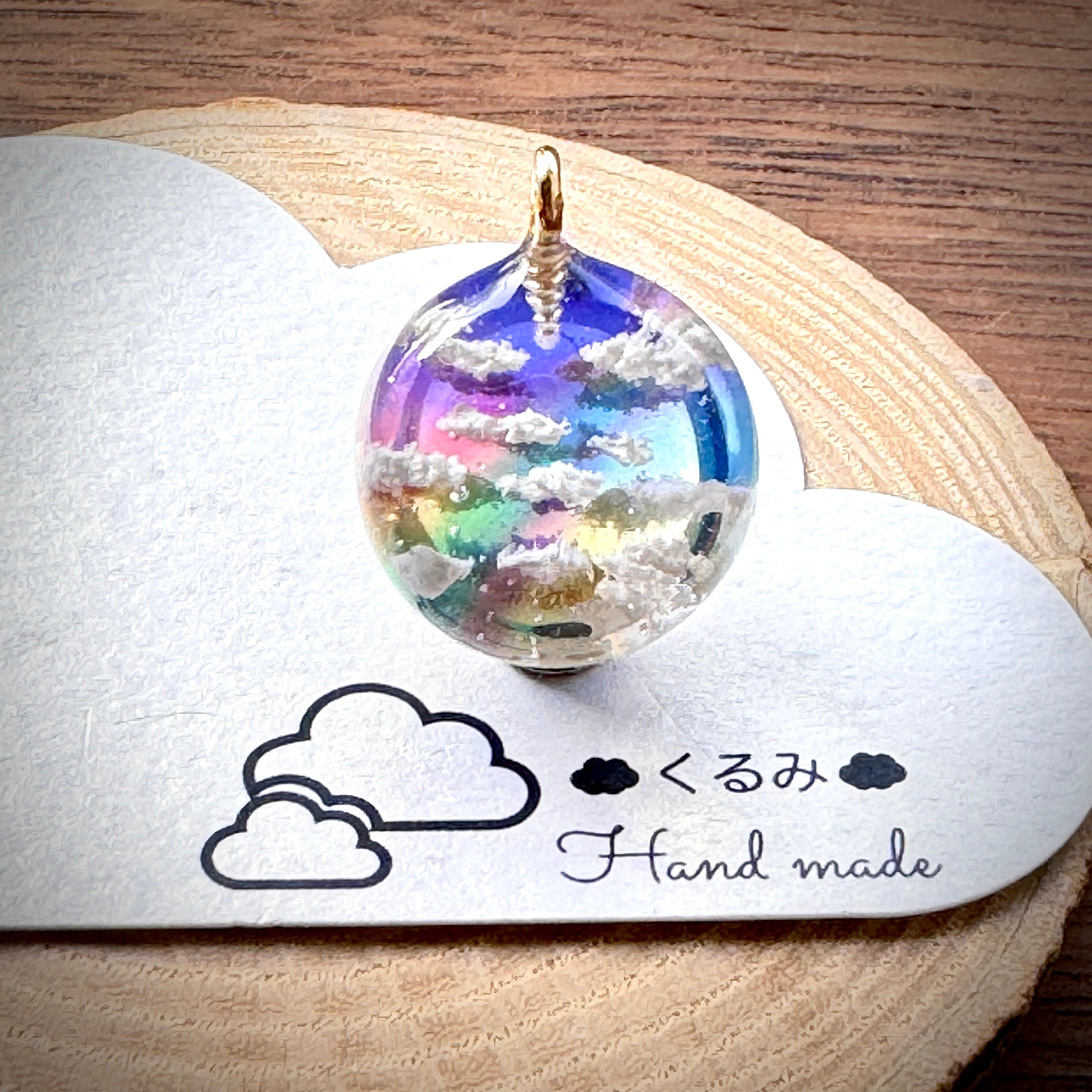 空&雲ペンダント 2割カット球体 夕空にかかる虹 D