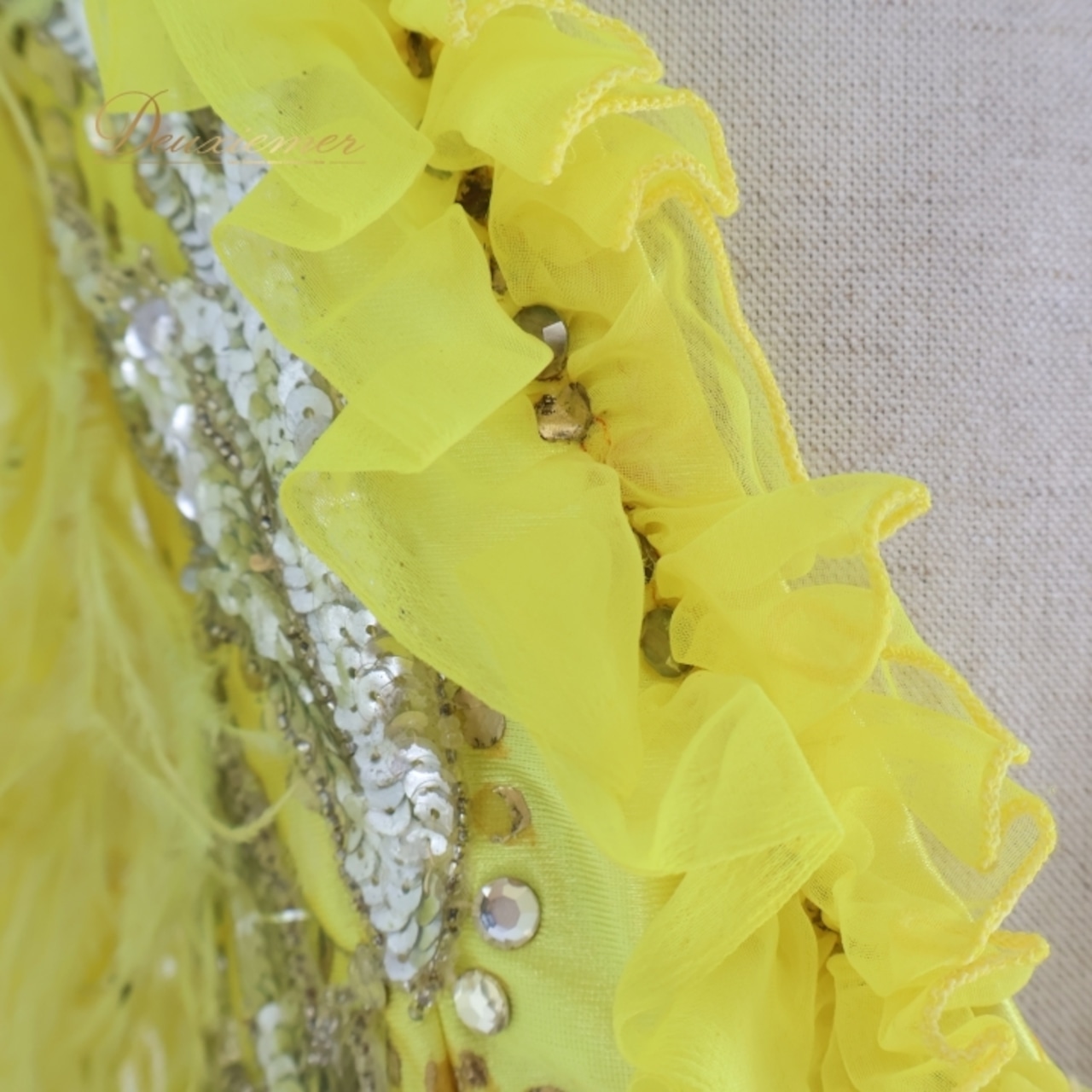 社交ダンス 衣装 スタンダード ドレス ワンピース 黄色 装飾 フリル ボリューム シルバー ダンス パーティ 発表会 黒 イエロー系 ブラック系 フロア映え ボリューム感 フェザー ファー 大人用 衣装 コスチューム パフォーマンス 目立つ おしゃれ 豪華