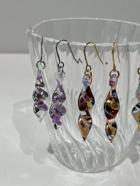 京都・佳耀工房|ボロシリケイトガラスのピアス ワンポイント金彩又は白金入り「ホワイト&ブルー・トリコロール・パープル」(送料無料)タイプB 夏にぴったり ガラスアクセサリー