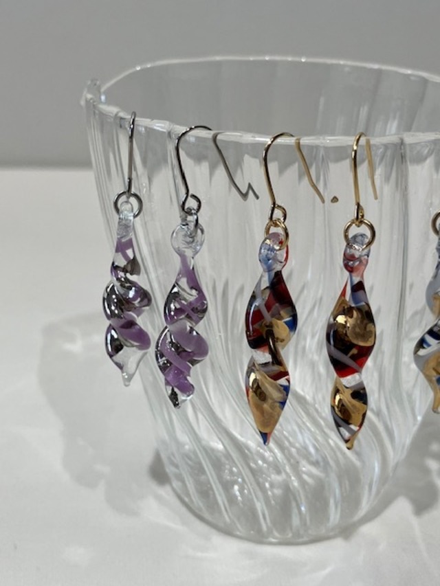 京都・佳耀工房|ボロシリケイトガラスのピアス ワンポイント金彩又は白金入り「ホワイト&ブルー・トリコロール・パープル」(送料無料)タイプB 夏にぴったり ガラスアクセサリー
