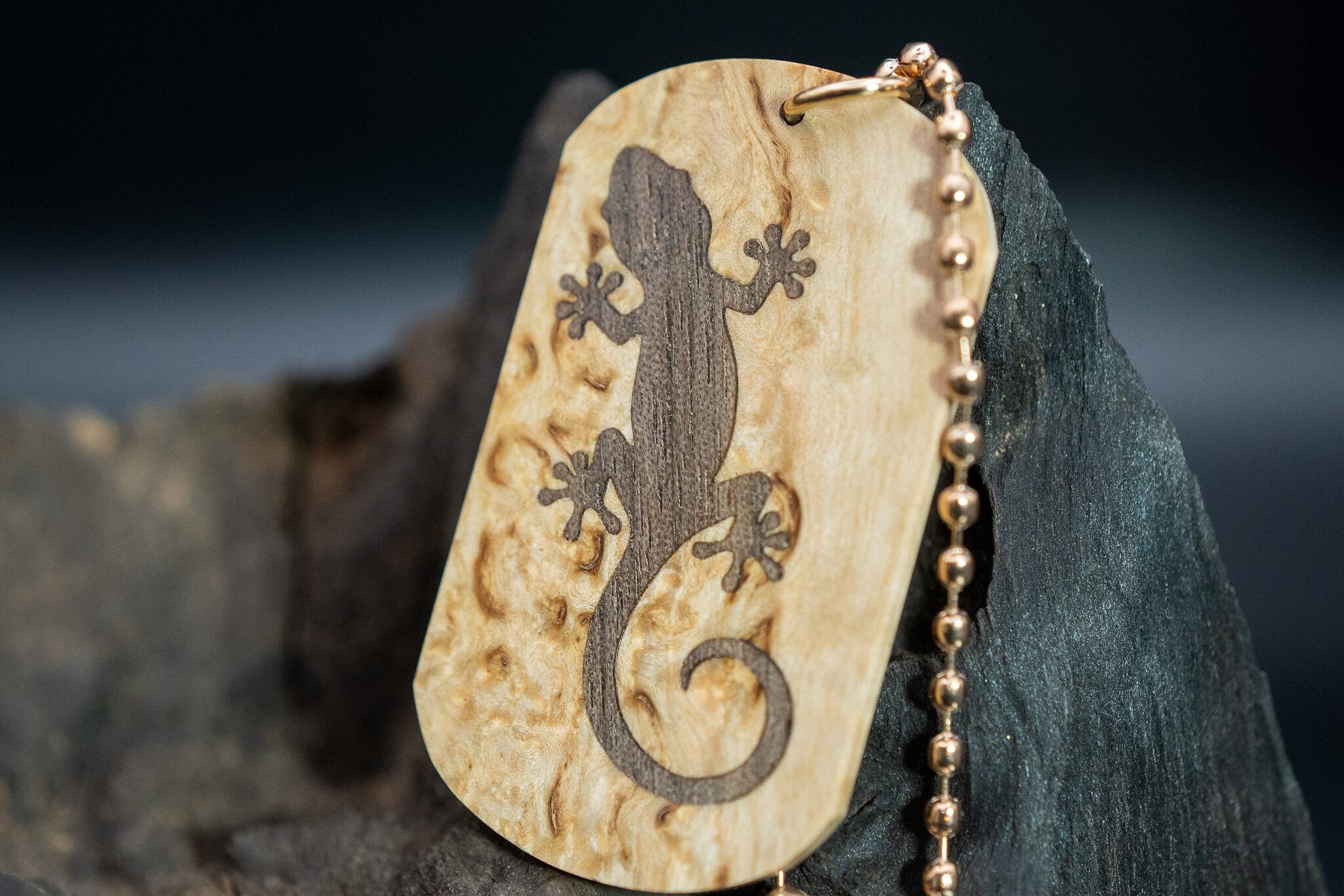 【北欧の銘木】マスールバーチ ドッグタグ 象嵌 木登りトカゲ