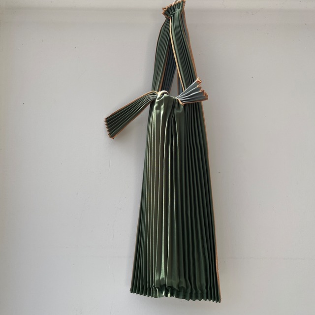 ＜新色＞knaplus （クナプラス）  PLECO プリーツバッグ Sサイズ 　バイカラー　千歳緑 ×錆浅葱 　Forest green×sage blue エコバッグ