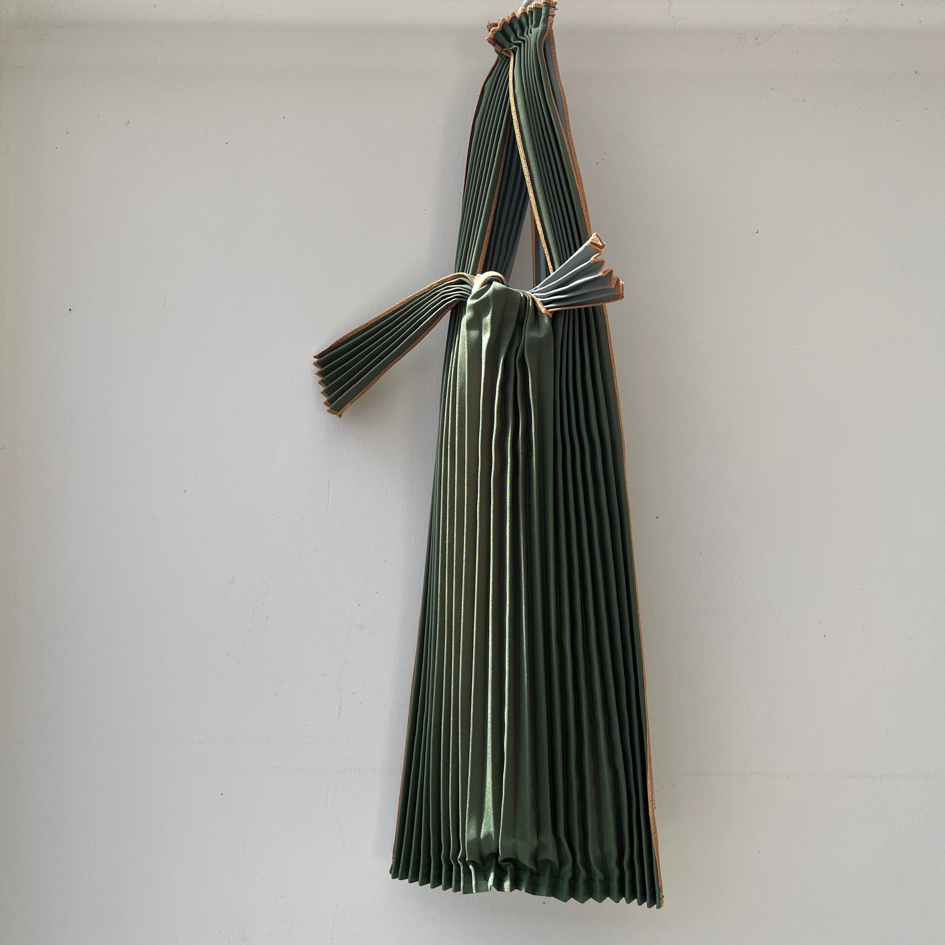 <新色>knaplus (クナプラス) PLECO プリーツバッグ Sサイズ バイカラー 千歳緑 ×錆浅葱 Forest green×sage blue エコバッグ
