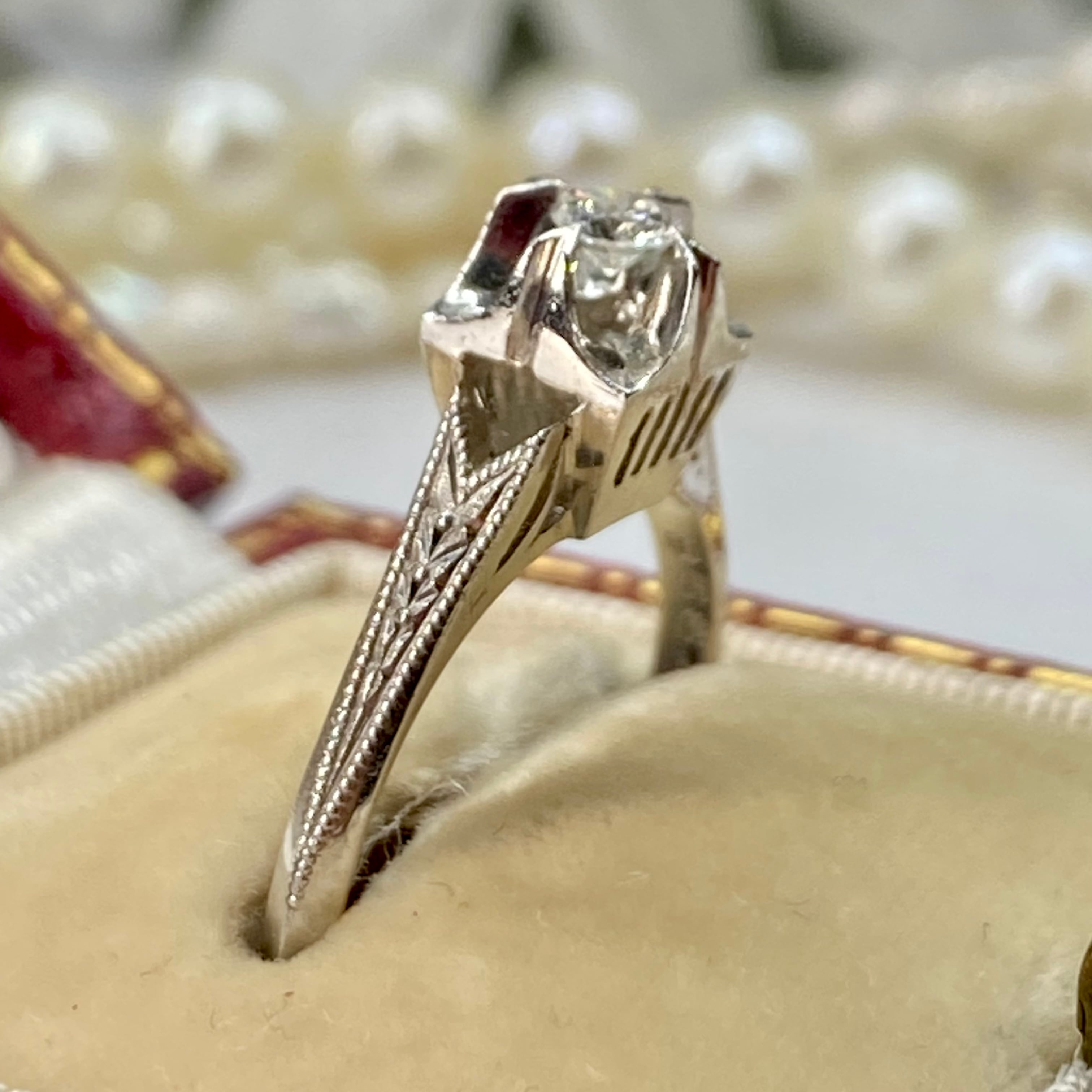 昭和レトロリング?珍しい箱爪と繊細な和彫りが素敵なダイヤモンド