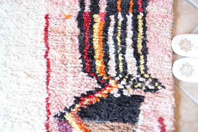 赤白ピンクの大判ブジャドラグ　ヴィンテージ手織りアートラグ