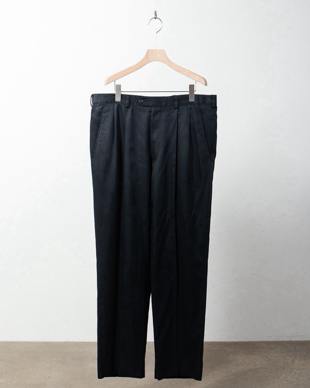 baggy silhouette silk x cotton tuck slacks