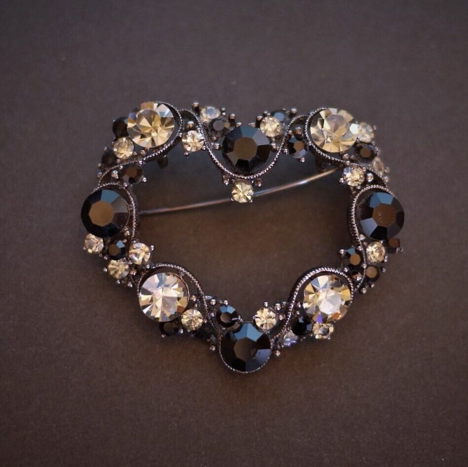 モノトーン ハートのブローチ ドイツ