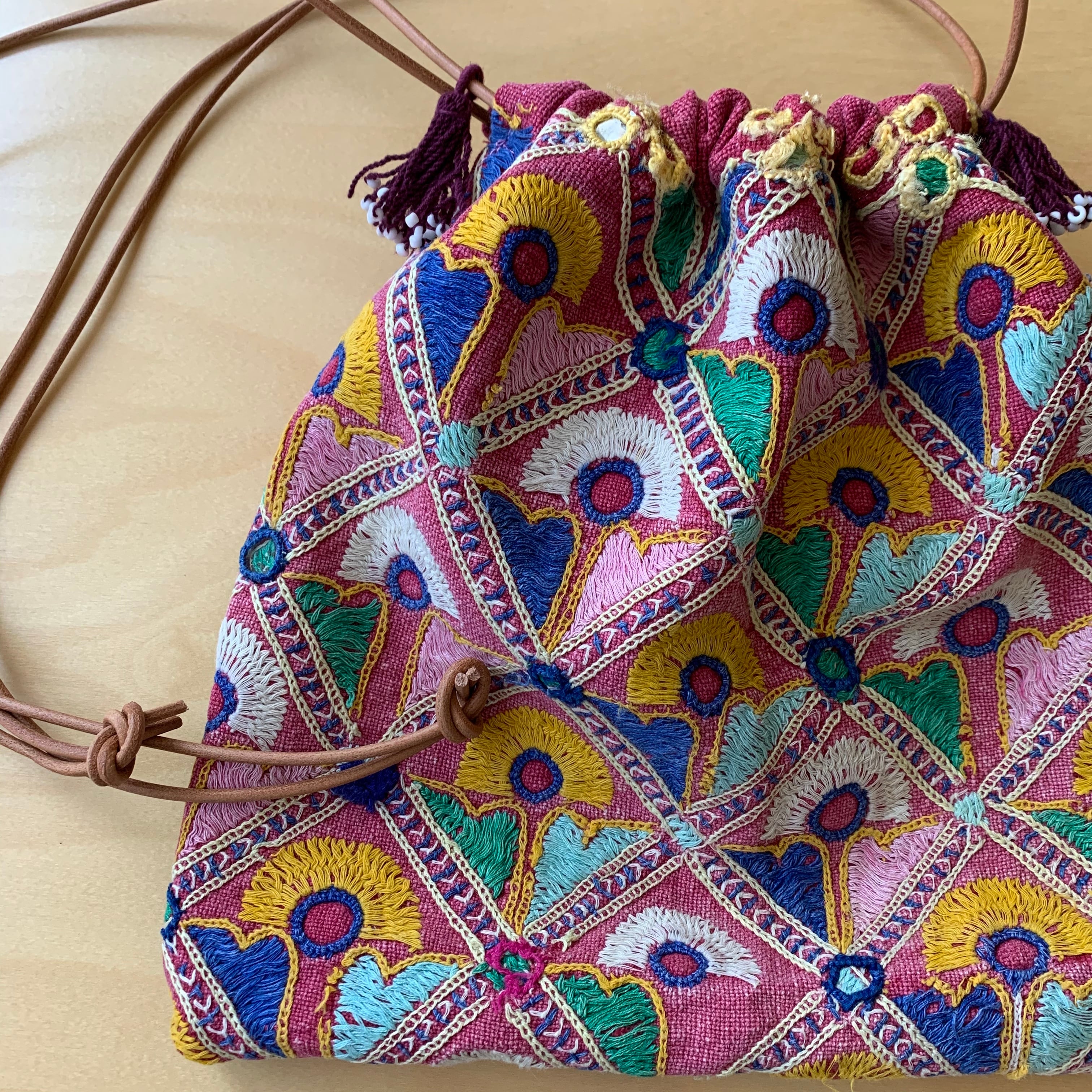 インド ラバリ族の刺繍布 巾着バッグ ピンク gra＆maja