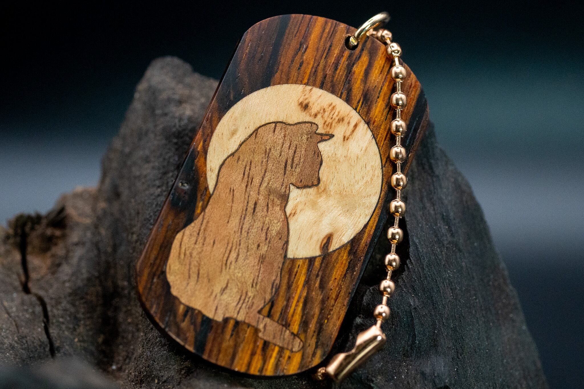 ※【 エスニックなローズウッド 】ココボロ ドッグタグ 象嵌 横を向く上品な猫