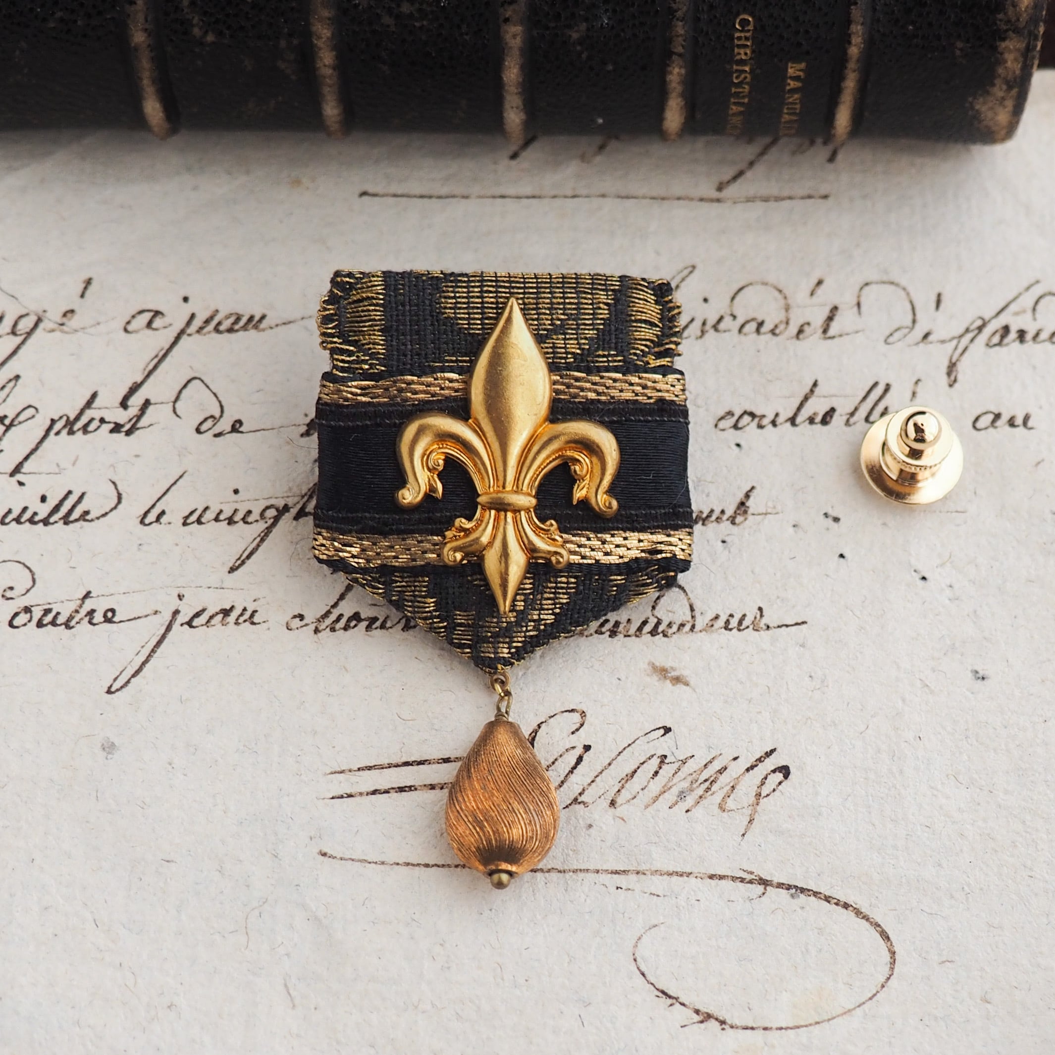 ユリの勲章 / ピンブローチ(Black×Gold Lピンズタイプ)