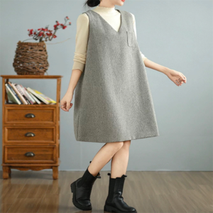 【送料無料】 ロングワンピ 2色 ジャンパースカート ひざ丈 大きい ゆる オーバーサイズ プラスサイズ ぽっちゃり ノースリーブ Vネック Aライン フレア プルオーバー ポケット 厚手生地 エレガント 可愛い 大人可愛い きれいめ シンプル カジュアル コンサバ おしゃれ お洒落 こなれ感 ガーリー 無地 冬 レディース 女性用 30代 40代 デート お出かけ 女子会 お呼ばれ 休日 お茶会 授業参観 着回し 普段使い ファッション ウール 体型カバー 垢抜け ベージュ グレー ニュアンスカラー