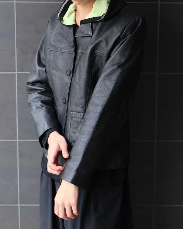 2 pocket buttoned leather jacket