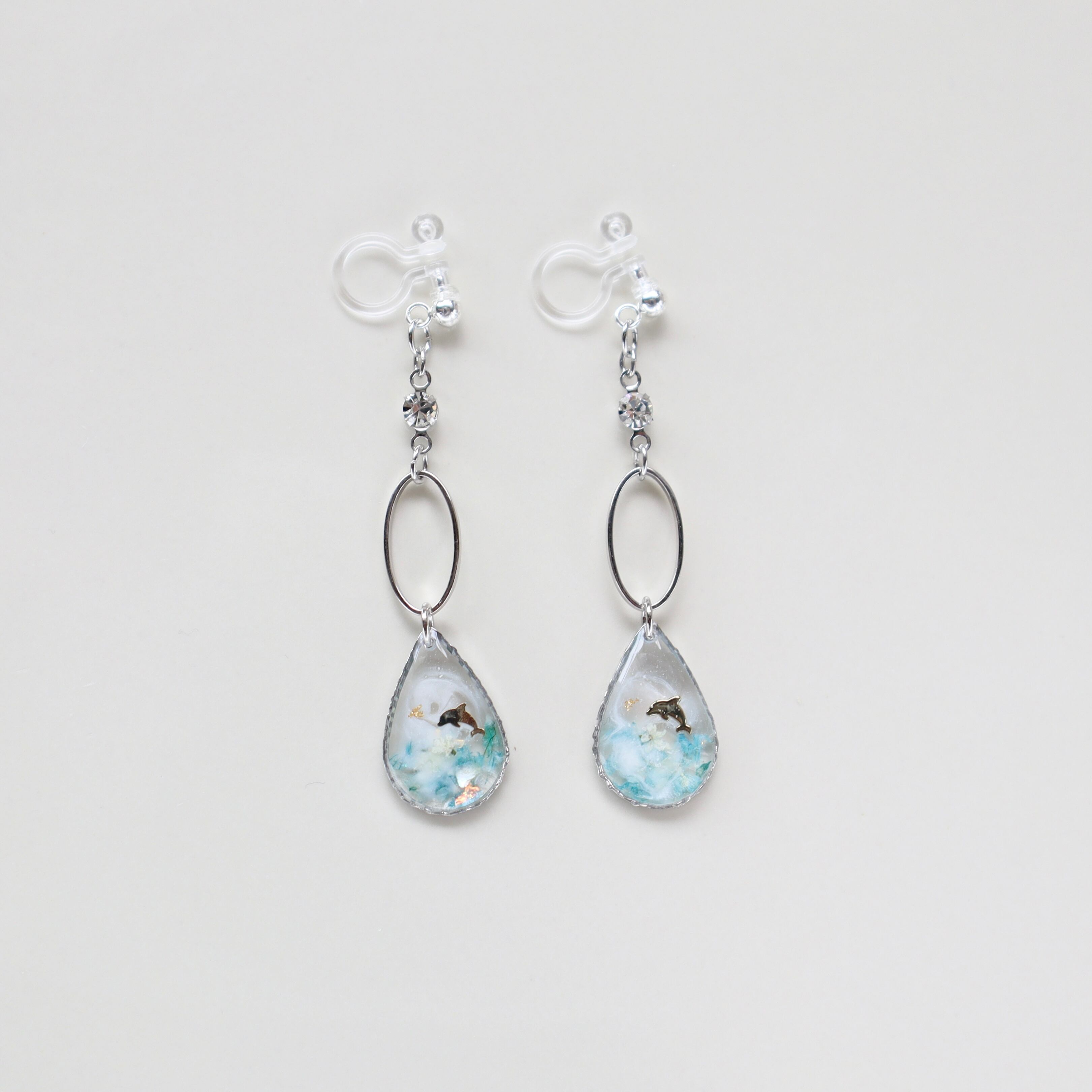 ち い さ な 海 と イ ル カ / drop Jewelry / long ver. / 水色×ｼﾙﾊﾞｰ 【ﾋﾟｱｽ/ｲﾔﾘﾝｸﾞ】
