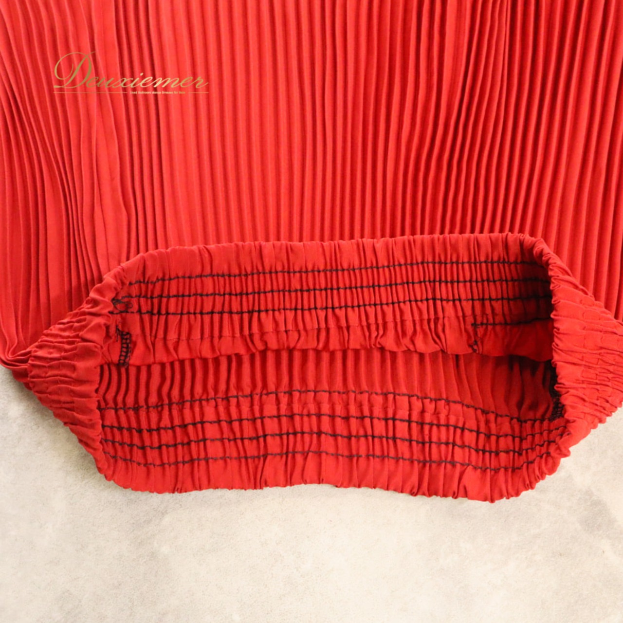 社交ダンス 衣装 ICHIOKU イチオク スカート レッスンウェア レッド系 赤 真っ赤 プリーツスカート カットデザイン 無地 華やか 鮮やか かわいい おしゃれ 上品 大人っぽい ダンス 練習 レッスン ダンス衣装 練習着 社交ダンス衣装 発表会 ステージ衣装