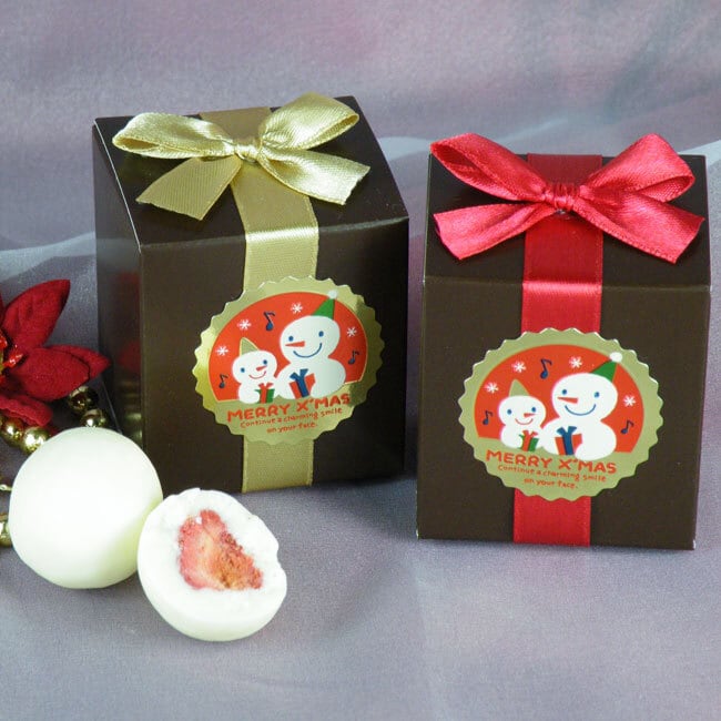 雪だるまシール付きレッドリボン＆ゴールドリボンのクリスマスボックスのプチギフト（ホワイトストロベリーチョコ２粒入り）１個 幸せデリバリー（ギフト ・結婚式アイテム・手芸用品の通販）