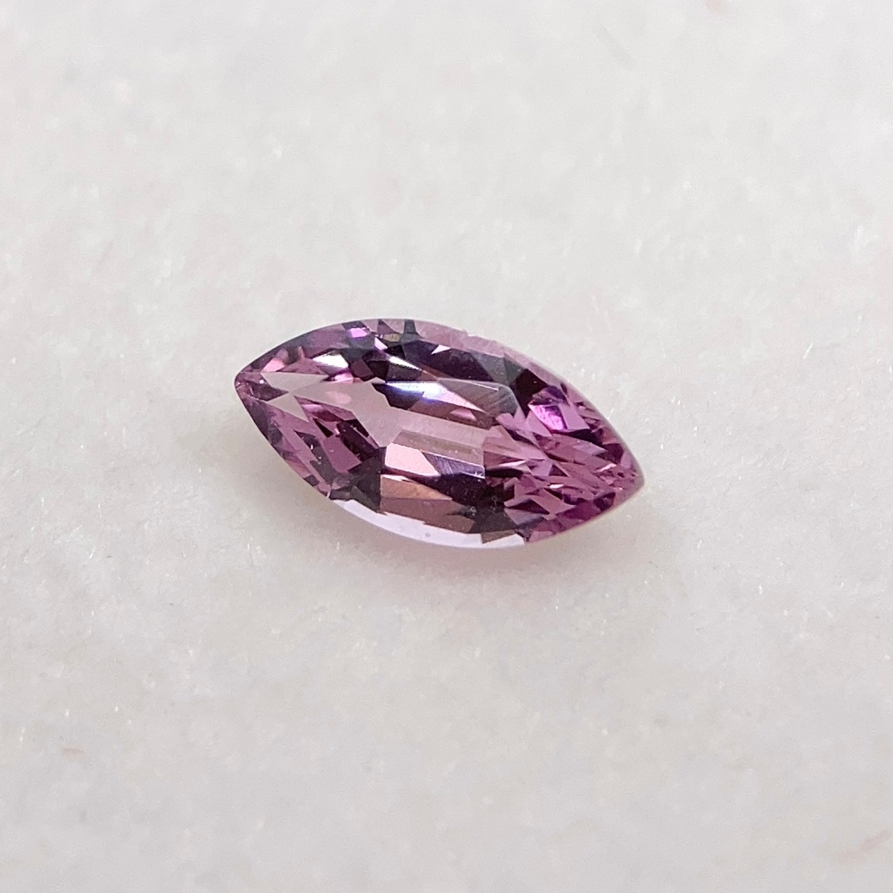 スピネル マーキスカット ルース 0.40ct ピンク系 約7mm×3.5mm r-0657
