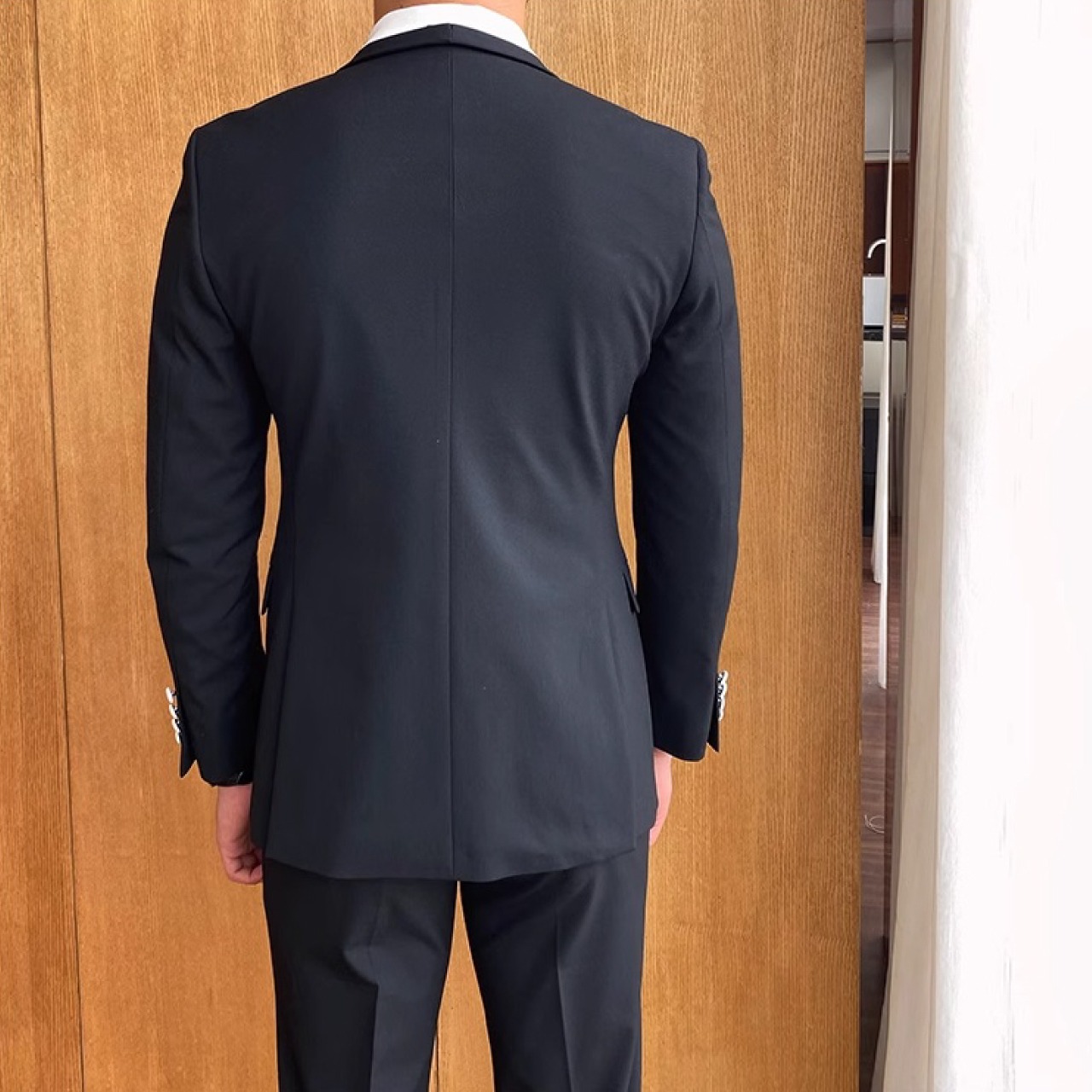 オフィスやパーティー、カジュアルな外出まで、様々なシーンで活躍する一着　SU005