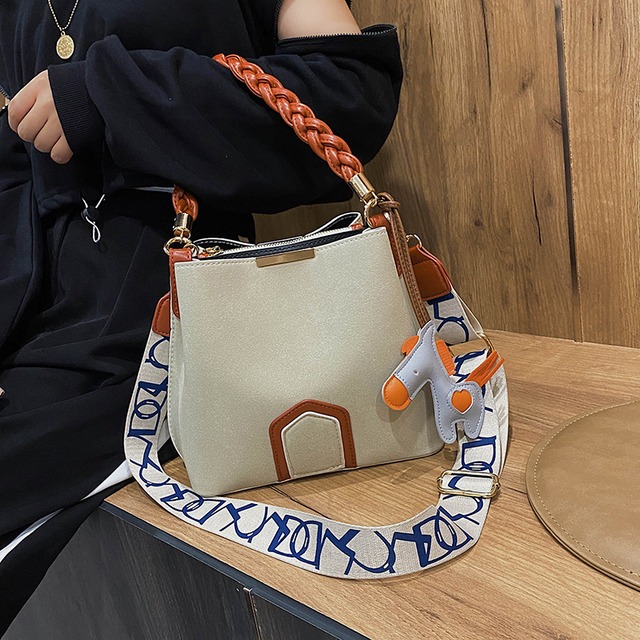 香港スタイルのレトロフロストスモールバッグ女性バッグ2020新しいトレンディなファッションオールマッチショルダーバッグネットレッドメッセンジャーバケットバッグ Tiancai_Wing_Bag1030915