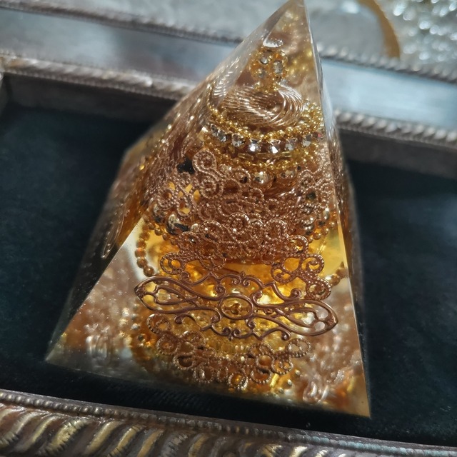 シトリンの7センチピラミッドオルゴナイト