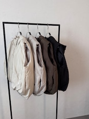 【予約1週間】フーディーマットファイバーダウンvest/グレージュ