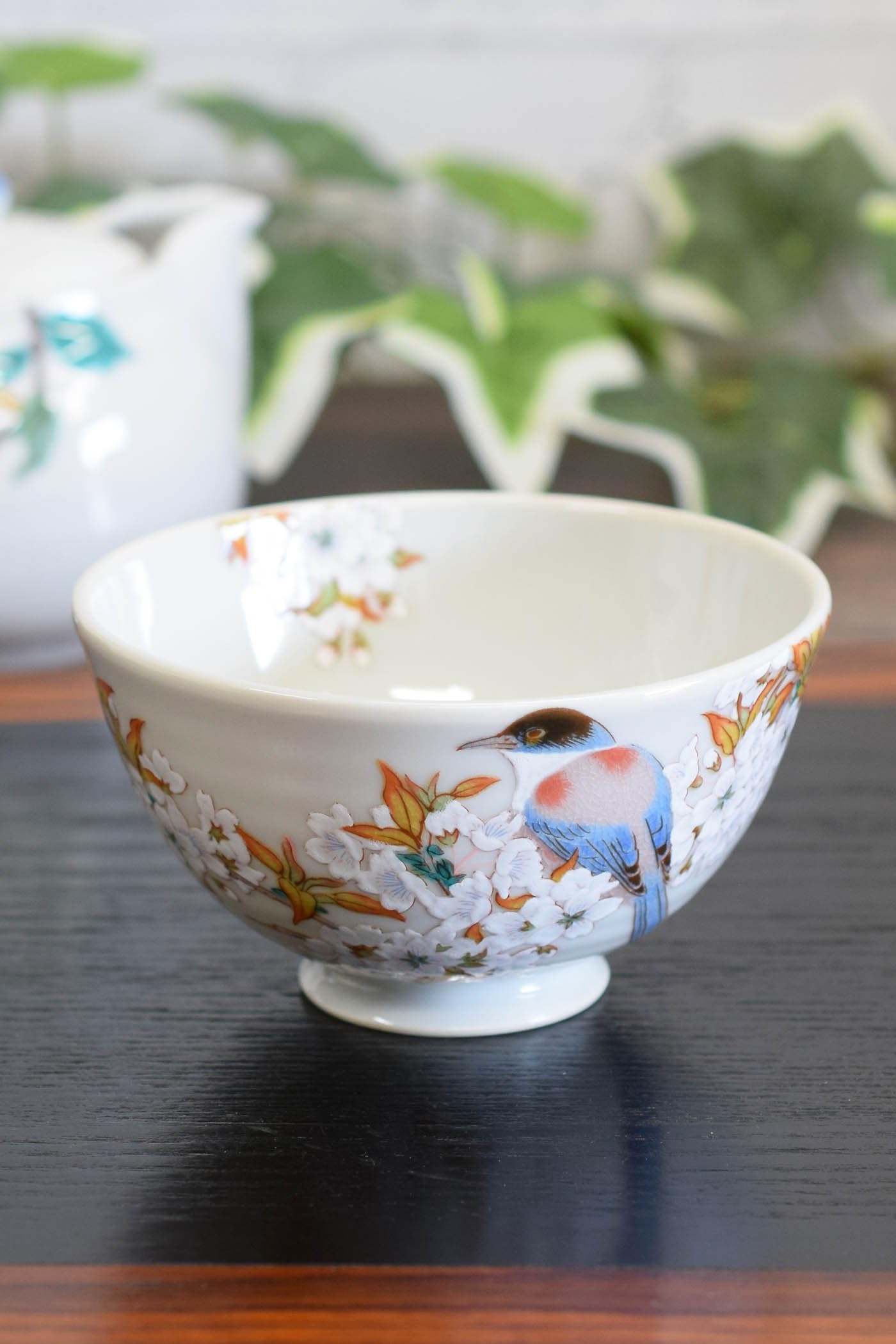 お味噌汁がたっぷり入るサイズ。漆の質感と自然な木目の味わいもある