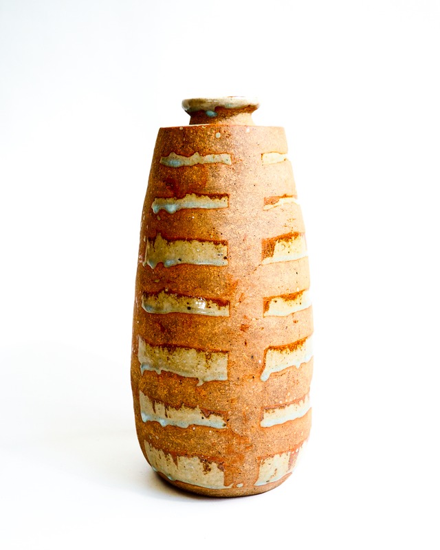 Cylindrical ceramic vase with lines