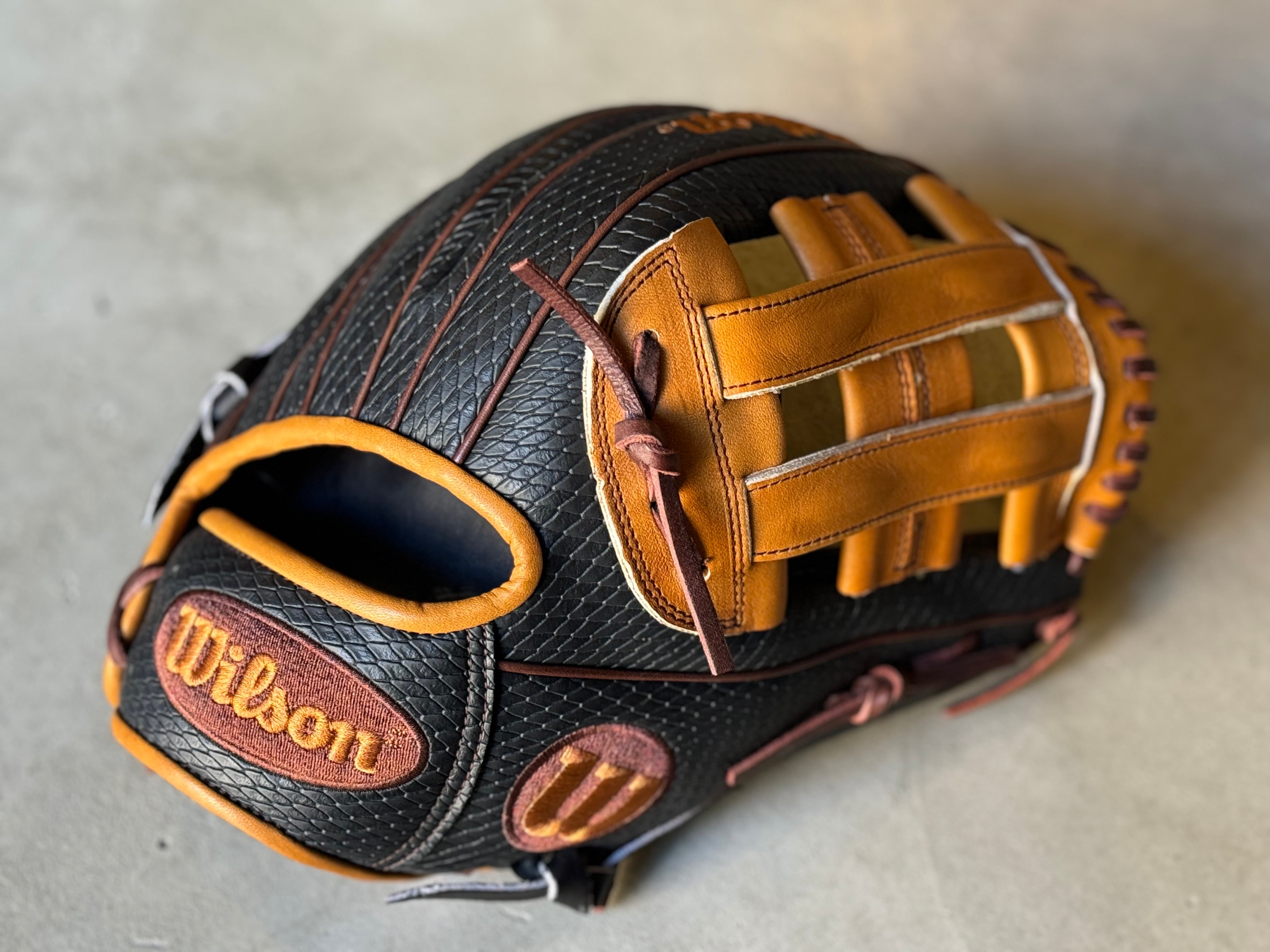 2024年限定モデル The Wannabe Hero DW5型【Wilson】軟式用グラブ  